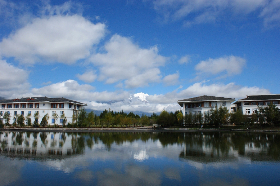 云南大學(xué)旅游文化學(xué)院——校園景觀圖(雪山遠(yuǎn)眺)