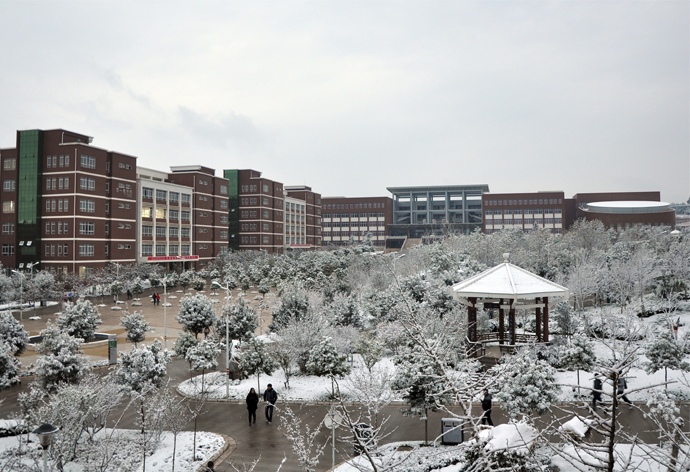 云南經(jīng)濟(jì)管理學(xué)院_冰雪校園